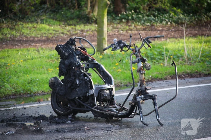Scooter vliegt in brand na valpartij, bestuurder gewond