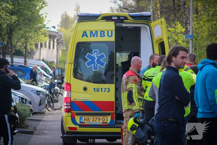 Scooter vliegt in brand na valpartij, bestuurder gewond