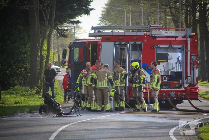 Scooter vliegt in brand na valpartij, bestuurder gewond