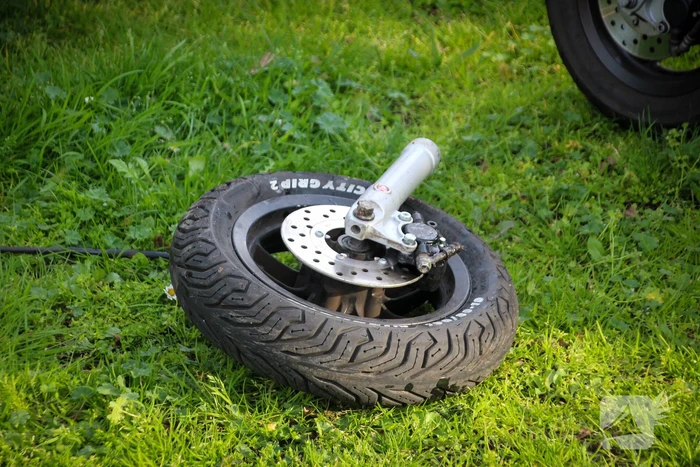 Scooter vliegt in brand na valpartij, bestuurder gewond