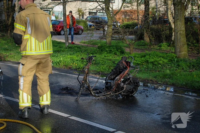 Scooter vliegt in brand na valpartij, bestuurder gewond