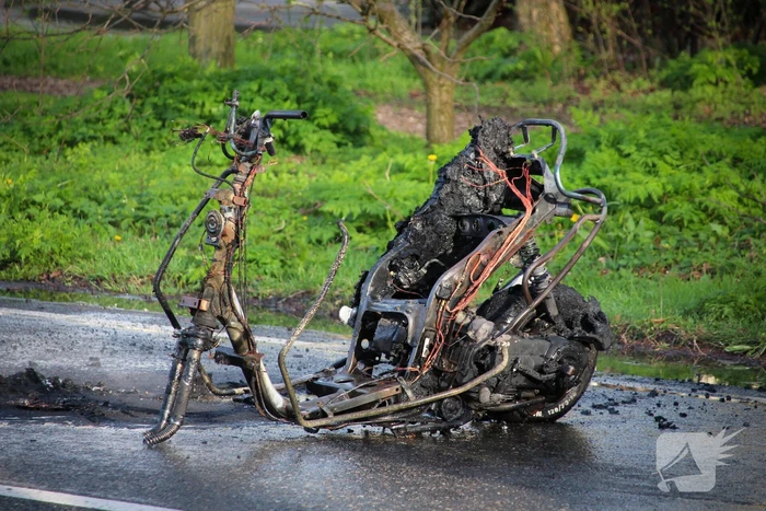 Scooter vliegt in brand na valpartij, bestuurder gewond