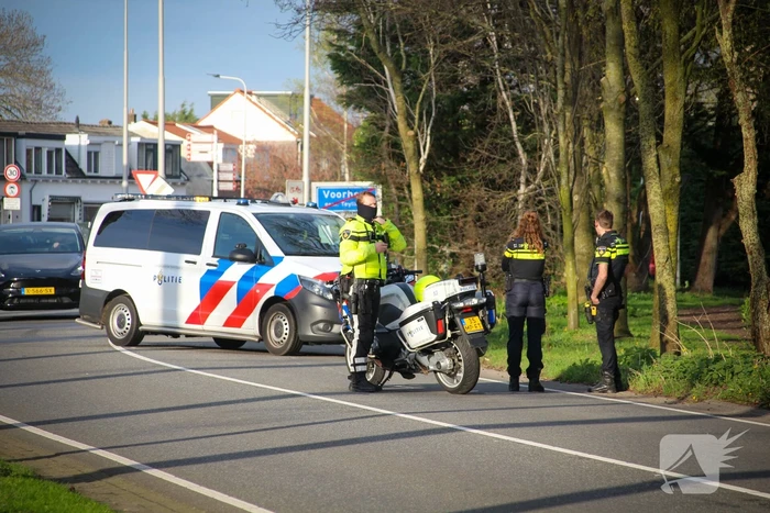 Scooter vliegt in brand na valpartij, bestuurder gewond