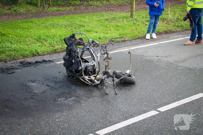 Scooter vliegt in brand na valpartij, bestuurder gewond