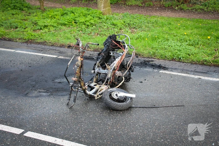 Scooter vliegt in brand na valpartij, bestuurder gewond