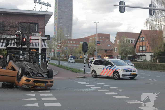 Aanhoudingen en auto ondersteboven op kruising na aanrijding