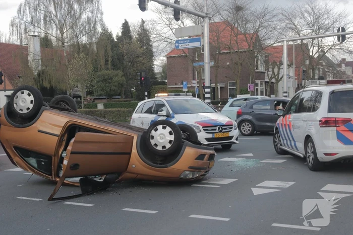 Aanhoudingen en auto ondersteboven op kruising na aanrijding