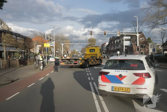 Aanhoudingen en auto ondersteboven op kruising na aanrijding