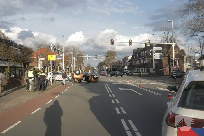 Aanhoudingen en auto ondersteboven op kruising na aanrijding