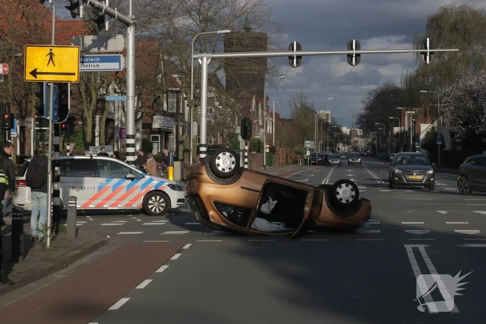 Aanhoudingen en auto ondersteboven op kruising na aanrijding