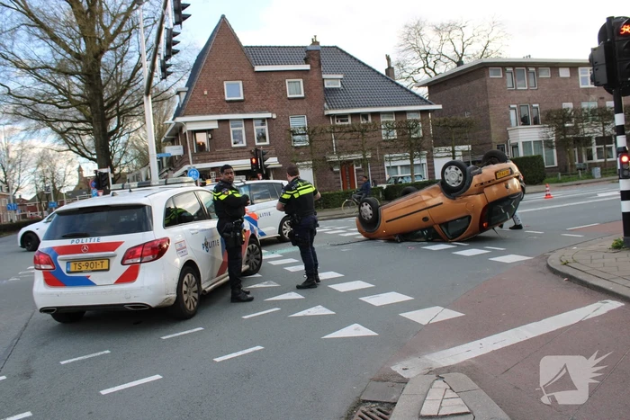 Aanhoudingen en auto ondersteboven op kruising na aanrijding