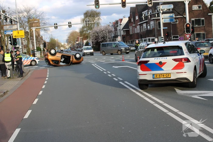 Aanhoudingen en auto ondersteboven op kruising na aanrijding
