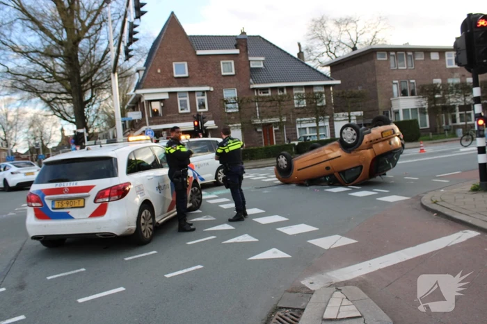 Aanhoudingen en auto ondersteboven op kruising na aanrijding