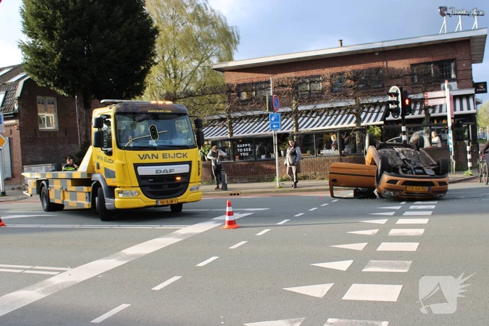 Aanhoudingen en auto ondersteboven op kruising na aanrijding