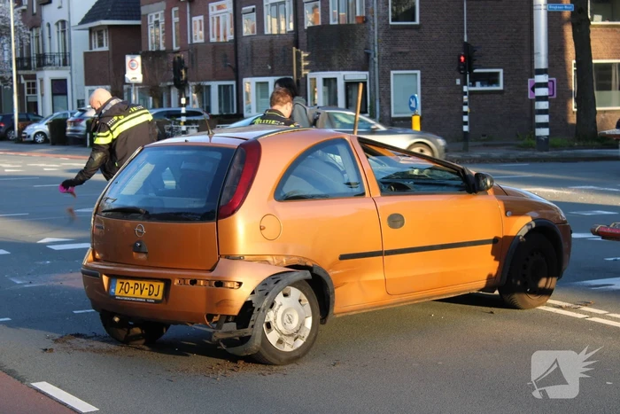 Aanhoudingen en auto ondersteboven op kruising na aanrijding