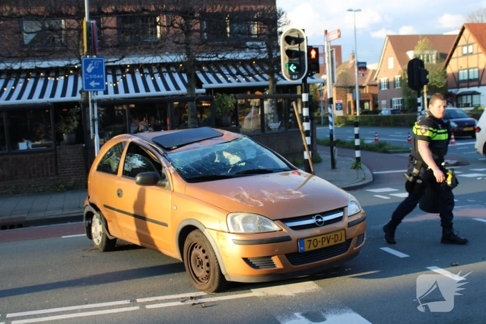 Aanhoudingen en auto ondersteboven op kruising na aanrijding