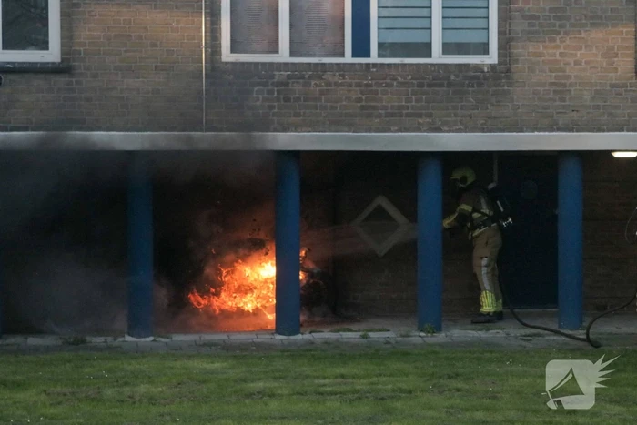 Vlammen slaan metershoog uit motor