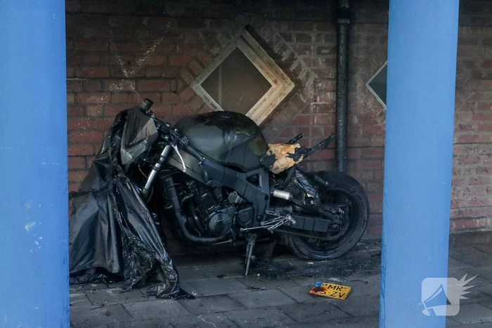 Vlammen slaan metershoog uit motor