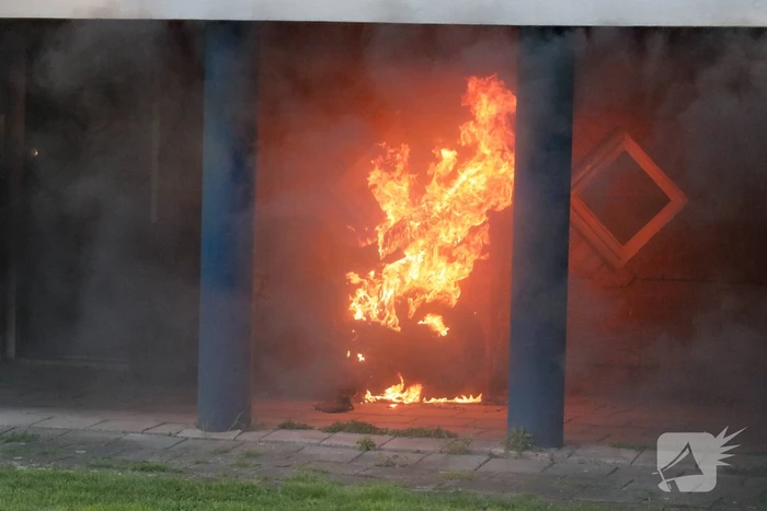 Vlammen slaan metershoog uit motor