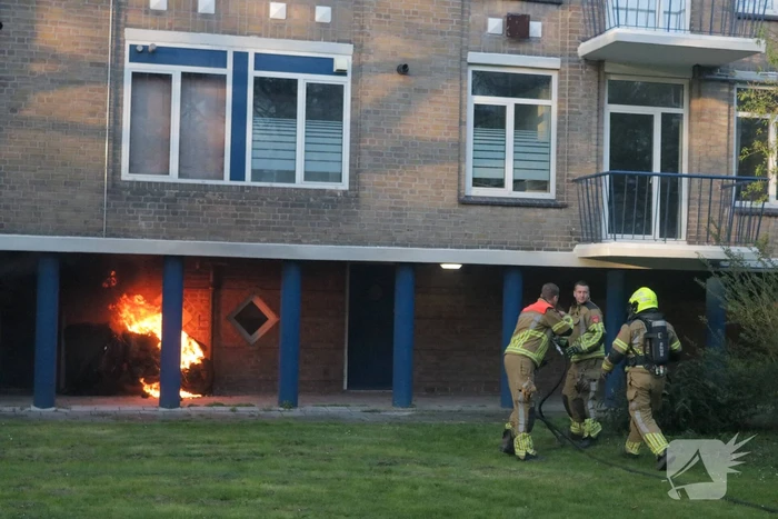 Vlammen slaan metershoog uit motor