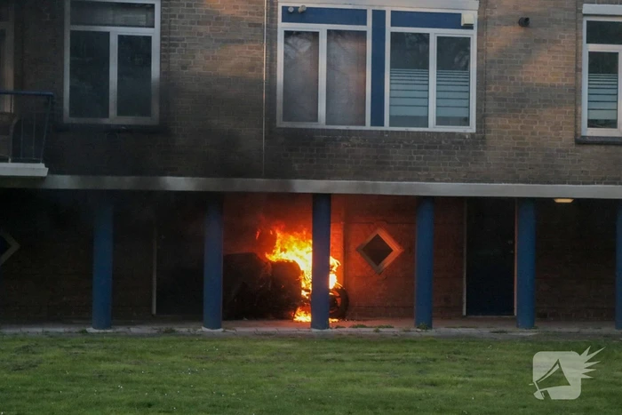 Vlammen slaan metershoog uit motor