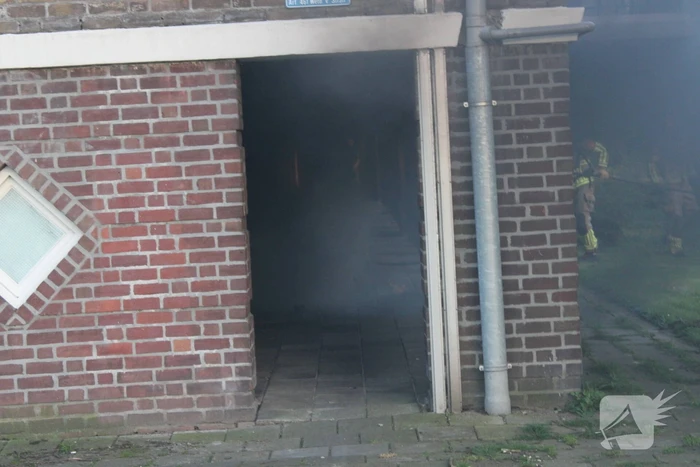 Vlammen slaan metershoog uit motor