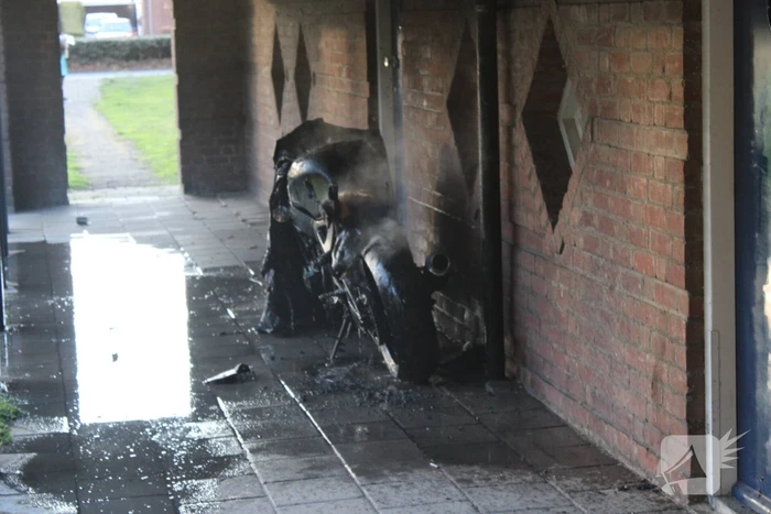 Vlammen slaan metershoog uit motor