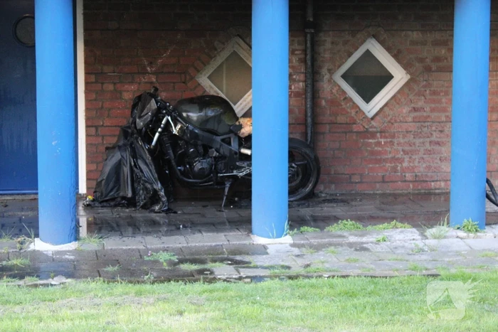 Vlammen slaan metershoog uit motor