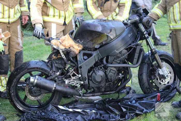 Vlammen slaan metershoog uit motor