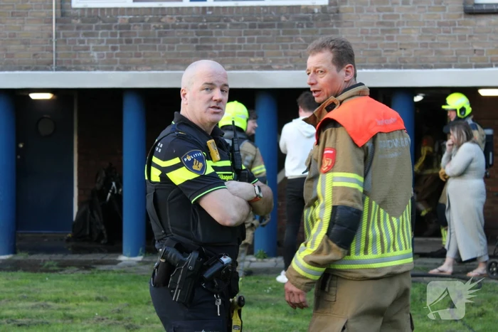 Vlammen slaan metershoog uit motor