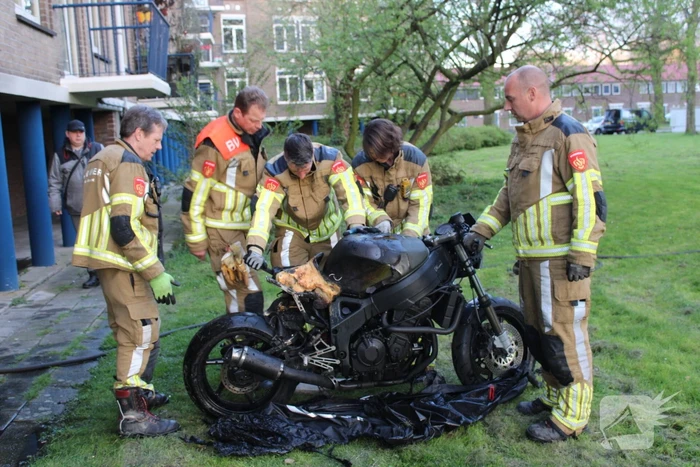 Vlammen slaan metershoog uit motor