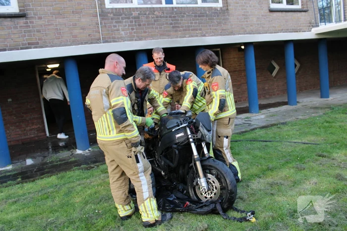 Vlammen slaan metershoog uit motor