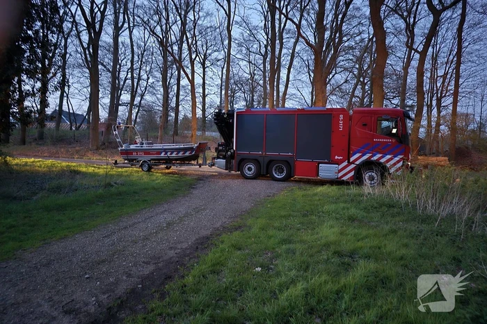 Brandweer schiet vastzittende personen op voetpont te hulp