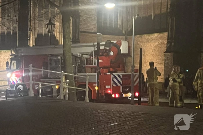 Man overleden bij geweldsincident in woning, vrouw aangehouden