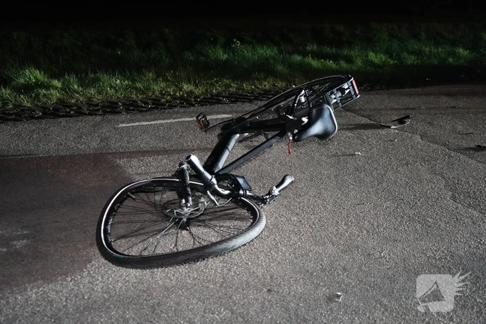 Motorrijder botst op stilstaande fietsers