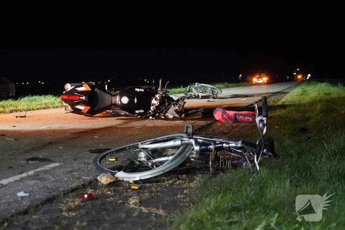 Motorrijder botst op stilstaande fietsers