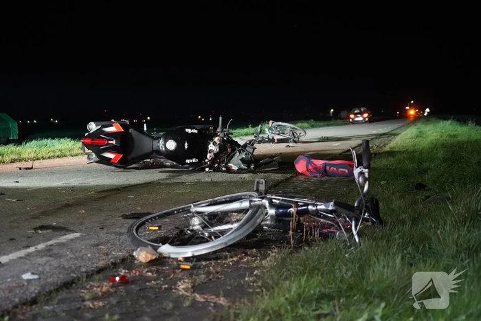 Motorrijder botst op stilstaande fietsers
