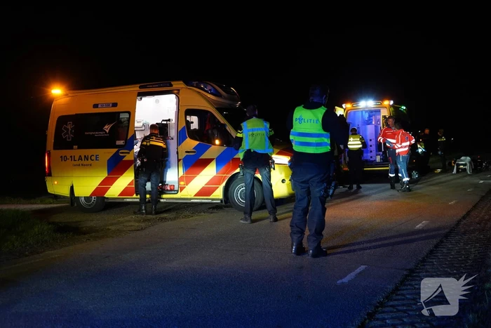 Motorrijder botst op stilstaande fietsers