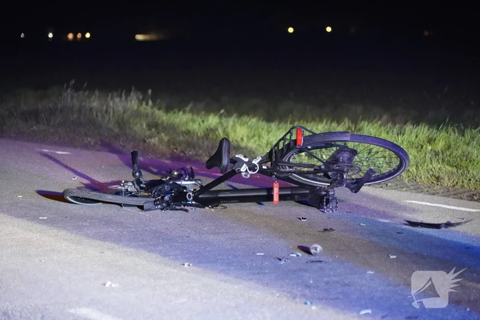 Motorrijder botst op stilstaande fietsers