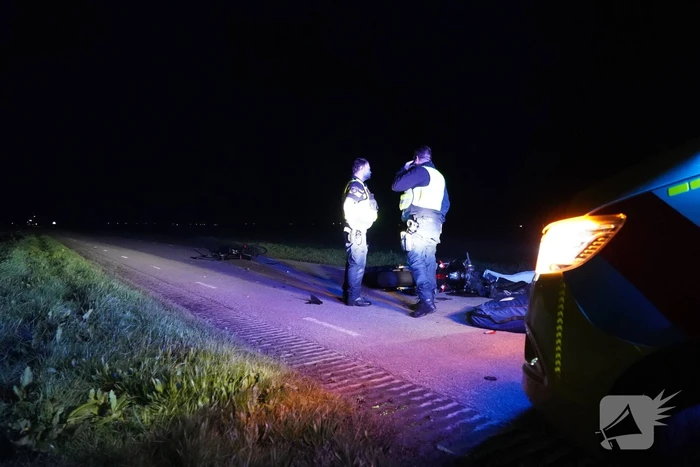 Motorrijder botst op stilstaande fietsers