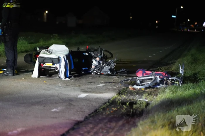 Motorrijder botst op stilstaande fietsers