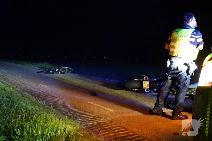 Motorrijder botst op stilstaande fietsers