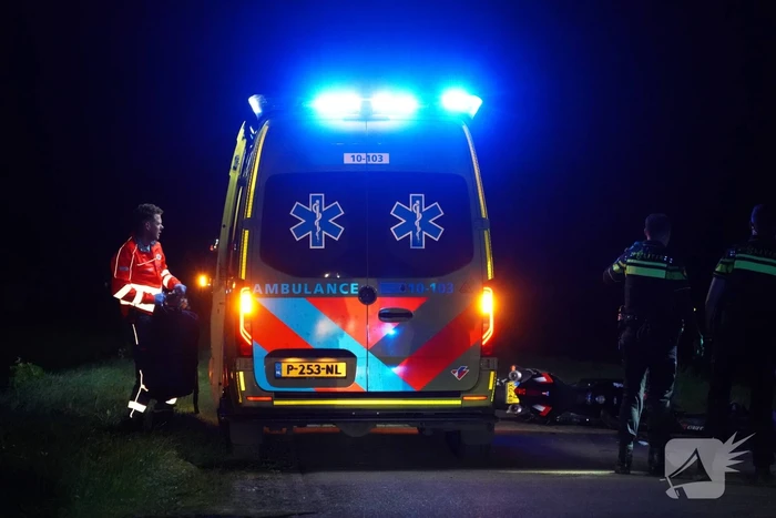 Motorrijder botst op stilstaande fietsers