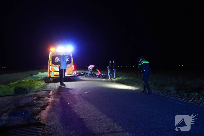 Motorrijder botst op stilstaande fietsers