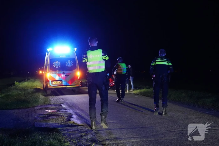Motorrijder botst op stilstaande fietsers