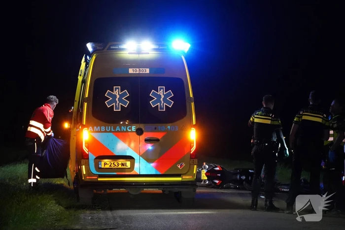 Motorrijder botst op stilstaande fietsers