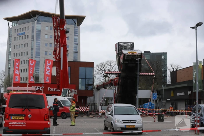 Hijskraan valt om machinist ongedeerd