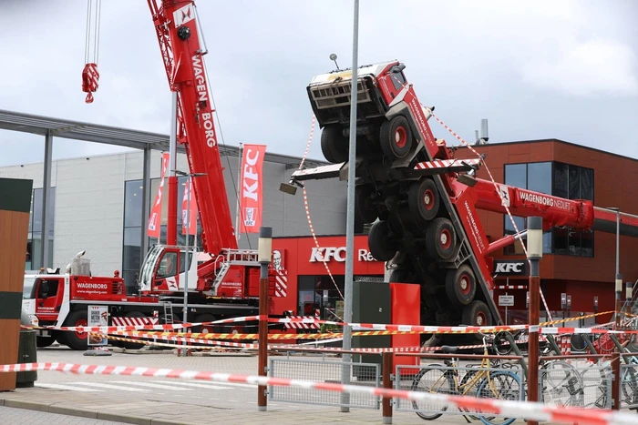 Hijskraan valt om machinist ongedeerd