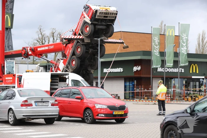 Hijskraan valt om machinist ongedeerd