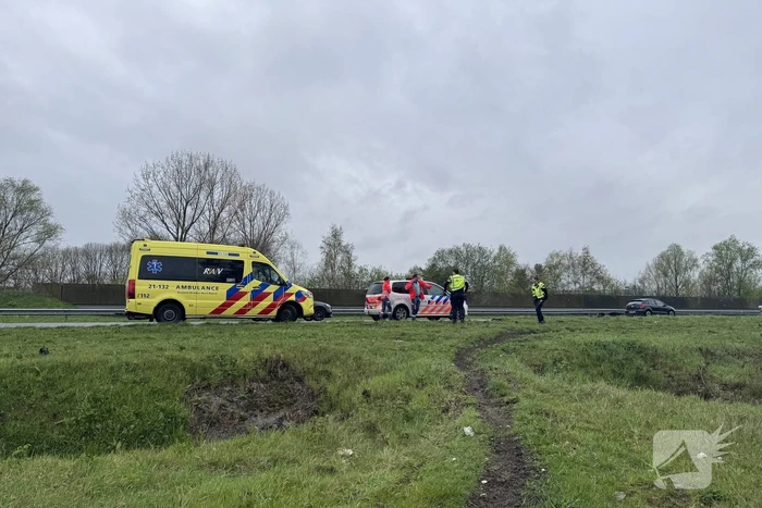 Bestelbus botst op geleiderail